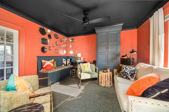 Downtown 2bd Vintage Black House Captains Suite - Charlottetown