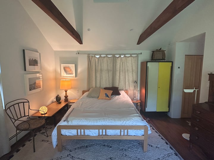 חדר שינה ראשי, עם חלון גג ונופים מרהיבים לנחל