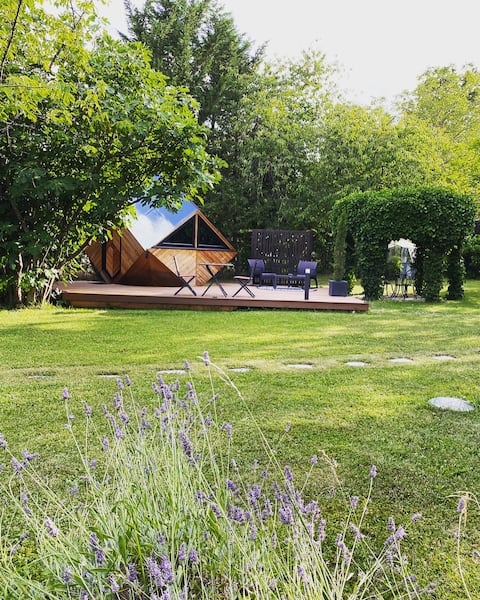 Unusual accommodation with hot tub 1 hour from Paris