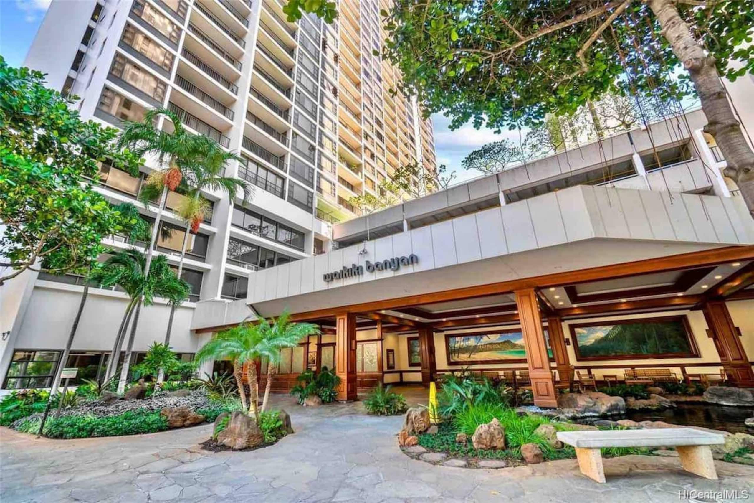 Condo in Honolulu · ★4.94 · 1 bedroom · 2 beds · 1 private bath - Image 16