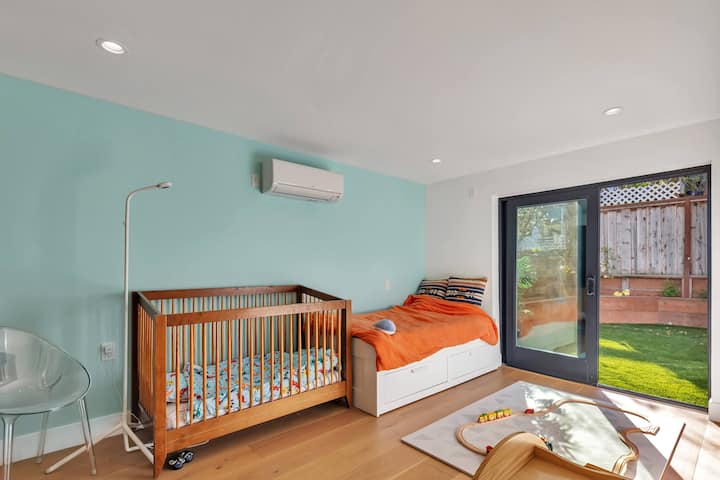 Planta inferior, cuna + cama tamaño king (individual que puedes tirar). Baño compartido con otra sala de jardín. ¡PERSIANAS OPACAS COMPLETAS, AIRE ACONDICIONADO Y CALEFACCIÓN!