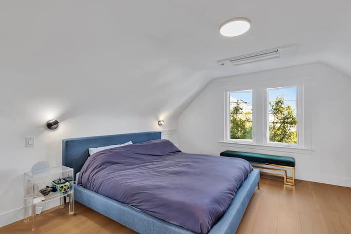 El dormitorio principal está en el piso superior, conectado a la oficina, la terraza solárium y un baño completo (el azul).