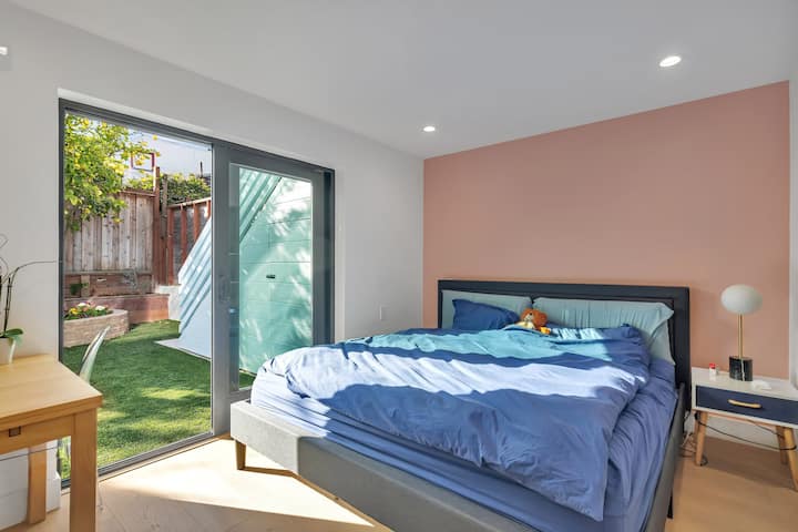 Cama tamaño king, piso inferior en el jardín. Un baño compartido (con la sauna) con otra sala de jardín. PERSIANAS OPACAS COMPLETAS