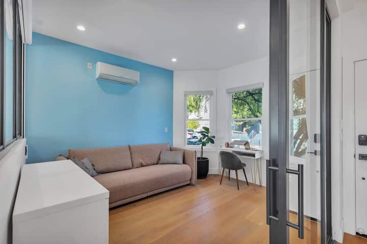 SE CONVIERTE EN una HABITACIÓN CON CAMA TAMAÑO QUEEN Y PAREDES con un par de clics. Todas las ventanas se pueden obstruir. Elegimos el sofá cama Koala que se convierte en segundos en una cómoda cama tamaño queen. Haz clic en algunos botones (4) y las persianas pasan por cada ventana + tira de la cortina