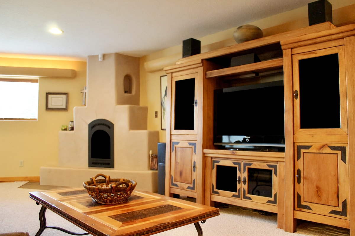 Kjo hapësirë e mobiluar me shije përfshin kolltuqe të rehatshme dhe një divan prej pelushi që shndërrohet lehtësisht në një krevat të rehatshëm me madhësi të plotë! Kjo zonë grumbullimi përmirësohet gjithashtu nga një oxhak simpatik kiva dhe një televizor inteligjent i shoqëruar me një sistem zëri!