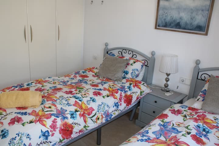 חדר זוגי בקומת הקרקע עם מיזוג אוויר