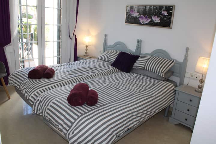 חדר זוגי בקומת הקרקע המוביל למרפסת האחורית, עם מיזוג אוויר