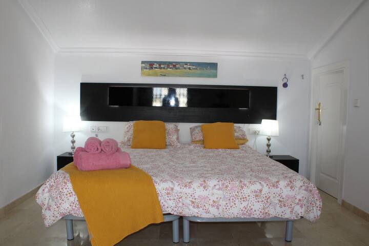 חדר השינה הראשי יכול להיות מורכב מ -2 רווקים או סופר קינג