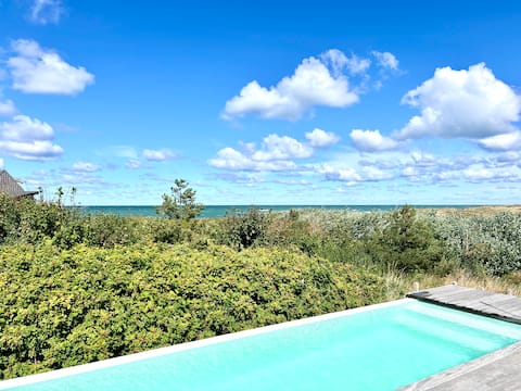 Luxurious seaside pool house