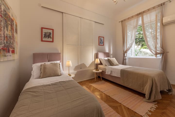 两张单人床（80 × 200厘米）
可转换为小号双人床。