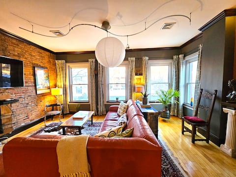 Top performing Airbnb: Fort Hill Inn Uber Cool! **Modern City Triplex** in Roxbury