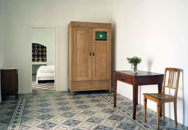 يوجد سريران مفردان في هذه الغرفة