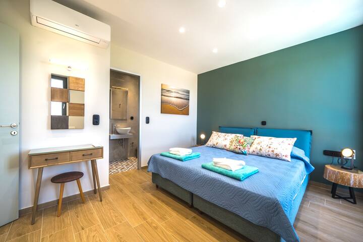 First Floor: Bedroom 1 with King Size Bed (or 2 single beds) and ensuite bathroom with shower