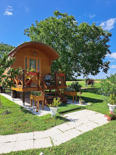 La Roulotte   de  Fleurette with free jacuzzi