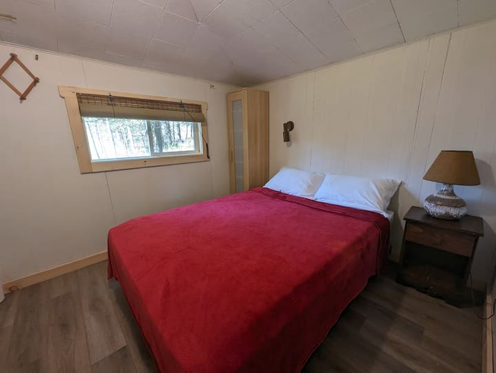 Détendez-vous dans cette chambre lumineuse, avec un lit queen size confortable et beaucoup de lumière naturelle pour éclairer l'espace.
