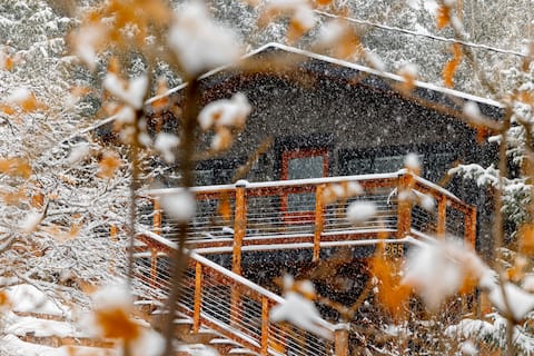 Modern Luxury Cabin~ Hot Tub~Pet Friendly~