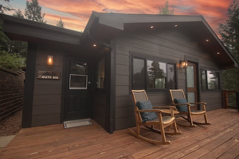 Modern Luxury Cabin~ Hot Tub~Pet Friendly~
