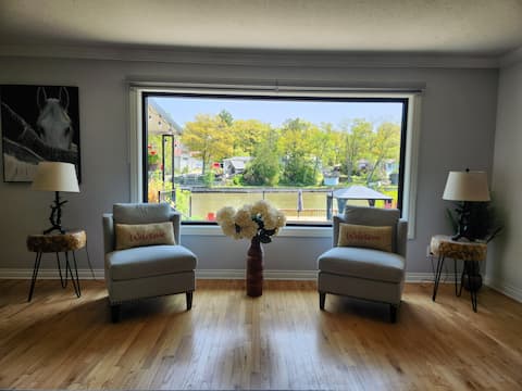 Top Airbnb: Charming riverside cottage, B&B license in Wasaga Beach