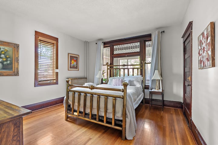 Cottage In The City - Historic Charm, Modern Touch - Minnesota