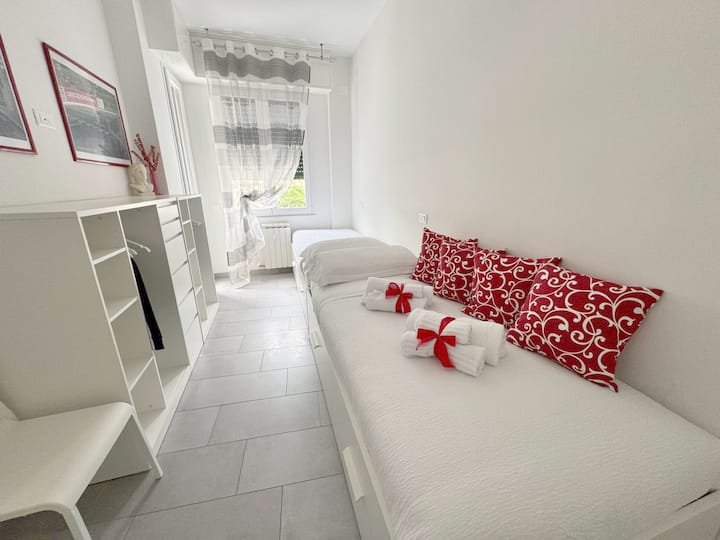 Camera doppia con due letti singoli, aria condizionata e un arredo elegante che crea un’atmosfera rilassante. Perfetta per ogni esigenza, con cassettiera, specchio trucco e vano portabijoux per un soggiorno pratico e chic.