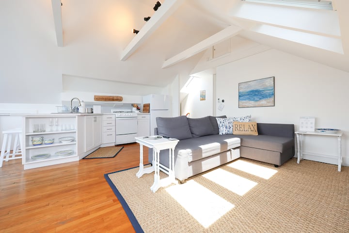 Private Deck Overlooking Newport Harbor+parking - Newport