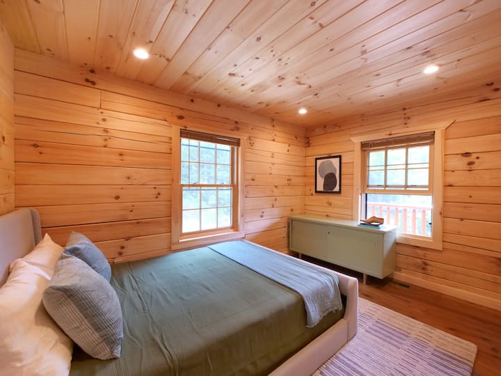 A földszinti queen hálószobában egy pisztácia zölden felújított, századközepi kredenc található, amely tele van régi fából készült játékokkal és társasjátékokkal. 