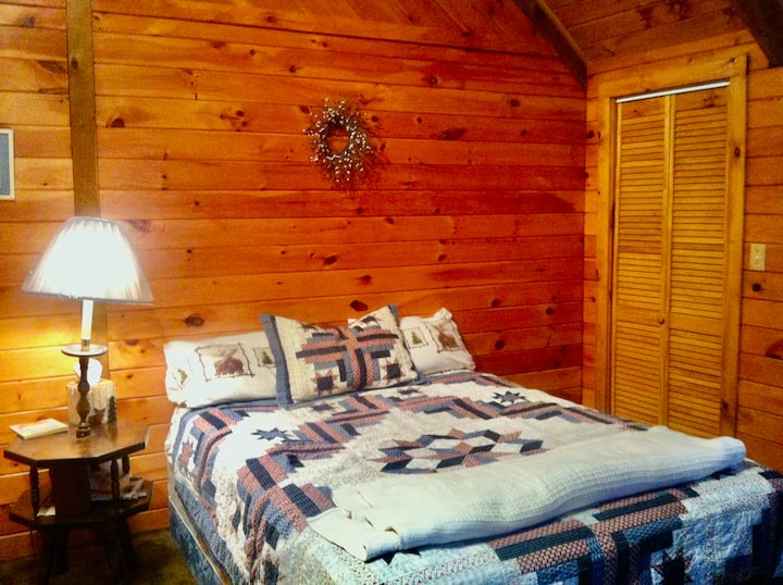 Nje kidogo ya roshani kwenye ghorofa ya pili, chumba hiki cha kulala chenye starehe ni mahali pazuri pa kukimbilia  baada ya siku moja katika mazingira ya asili.