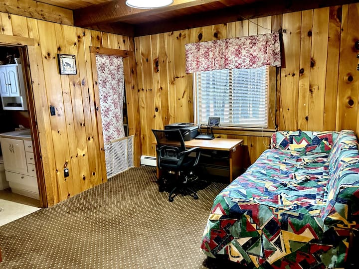 Ofisi inaongezeka maradufu kama chumba cha kulala cha 5, na kitanda kidogo kinachovutwa hadi vitanda 2 pacha (au kitanda 1 cha watu wawili).  Bafu kamili kwenye ghorofa ya kwanza pia limeunganishwa na chumba hiki.