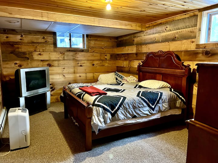 Karibu na sebule ya chini ya chumba, chumba hiki cha kulala kina kitanda cha kifalme na kitanda pacha.  