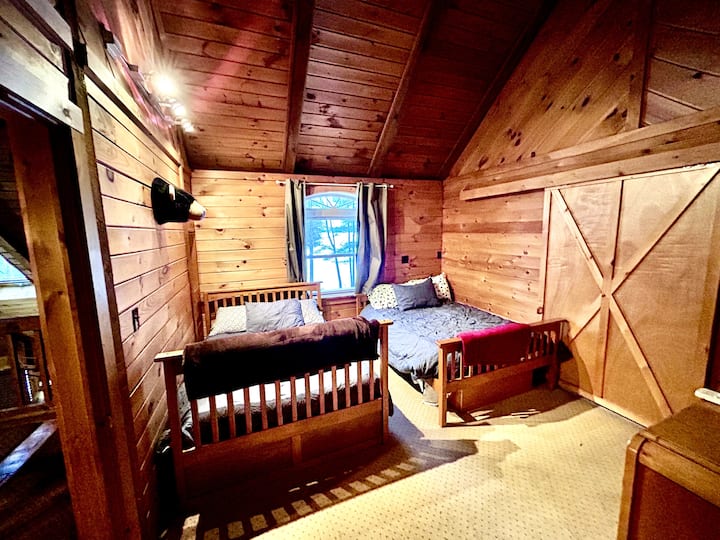 Juu ya ghorofa ya pili kuna chumba hiki cha kulala chenye starehe chenye vitanda 2 vya watu wawili na bafu nusu.