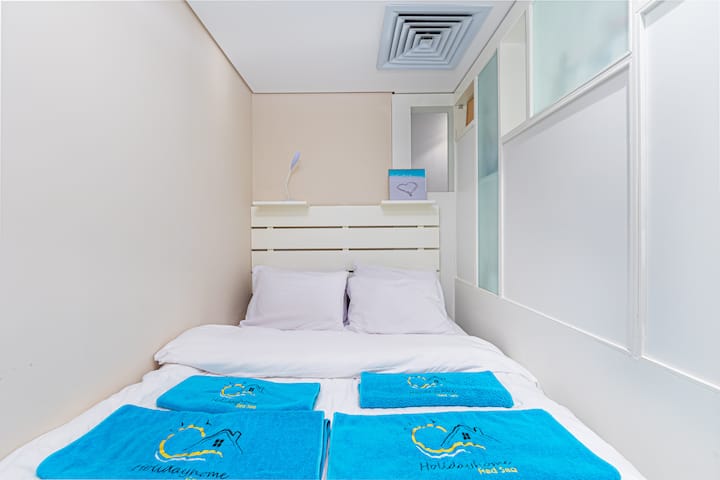 Mala, druga spavaća soba s krevetom i ormarom