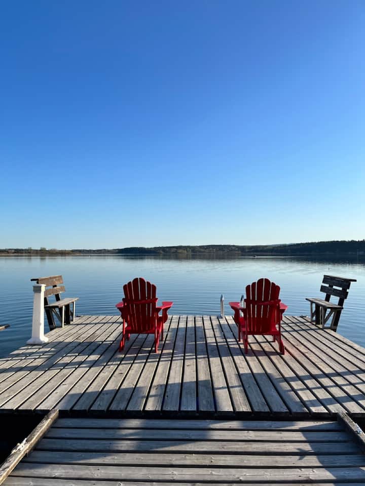 Lakeside Suite With Dock Access - British Columbia