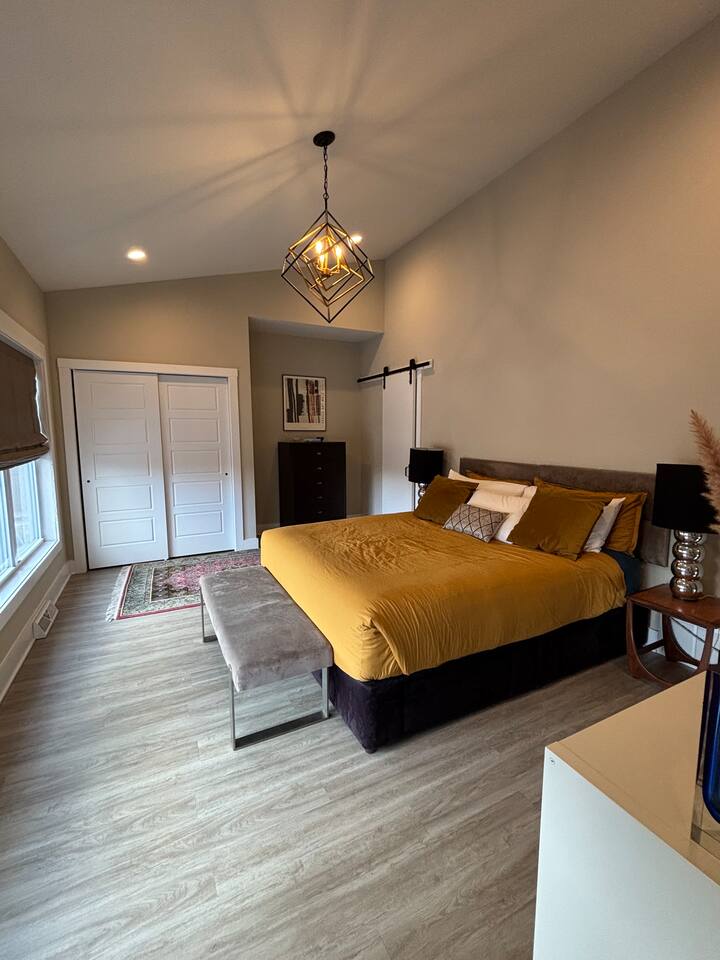 在宁静的主卧套房中放松身心，设计舒适和时尚。 这座度假屋配有毛绒床、舒适的床上用品和优雅的装饰。 在柔和的照明、充足的存储空间和宁静的氛围中放松身心，让您在冒险或休息一天后度过完美的度假胜地