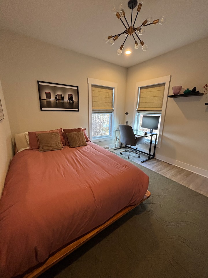 2号卧室温馨迷人，提供毛绒床、柔软的床上用品和宁静的氛围。 一张小桌子为远程工作或日记提供工作空间。 无论是休息还是赶上任务，这个空间都专为舒适和放松而设计。