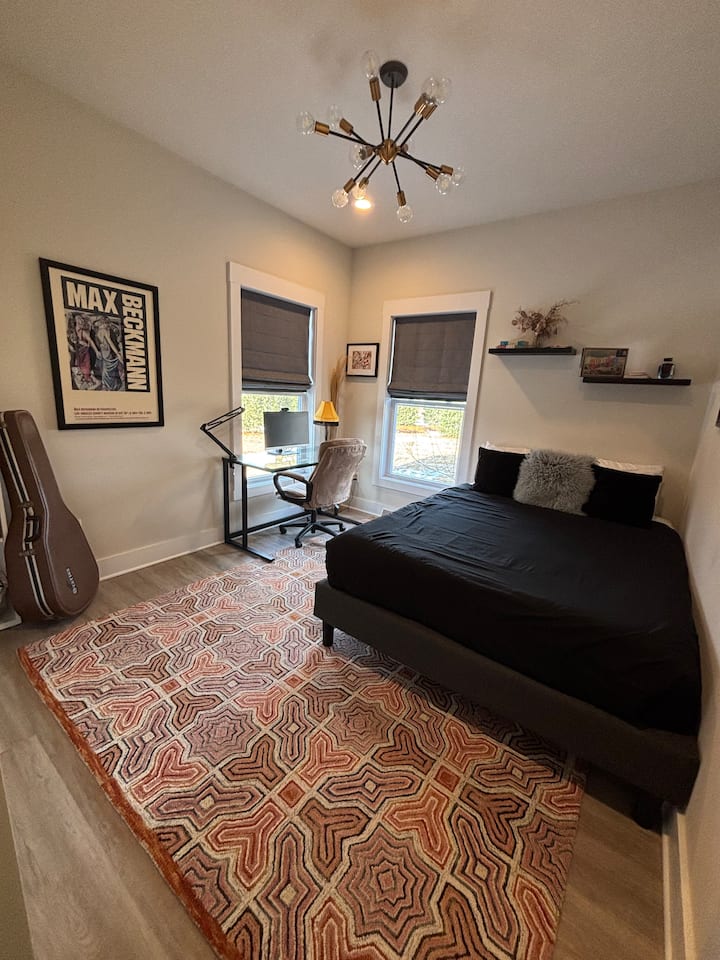 走进明亮迷人的3号卧室，配有舒适的床、柔软的床上用品和宁静的氛围。 一张小桌子提供方便的工作空间。 无论是放松身心还是保持工作效率，此房源都专为舒适和放松而设计。