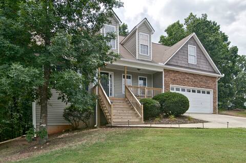 Spacious 5 Bedroom Near Lakepoint Sports Complex