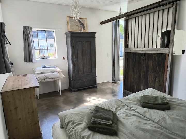 Dormitorio con espacio en el armario