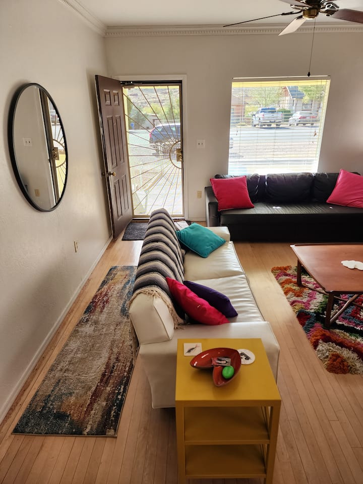 Maegesho ya magari mengi mbele.