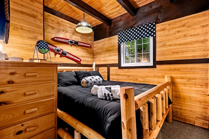 Charming kids’ bedroom with playful aviation décor
