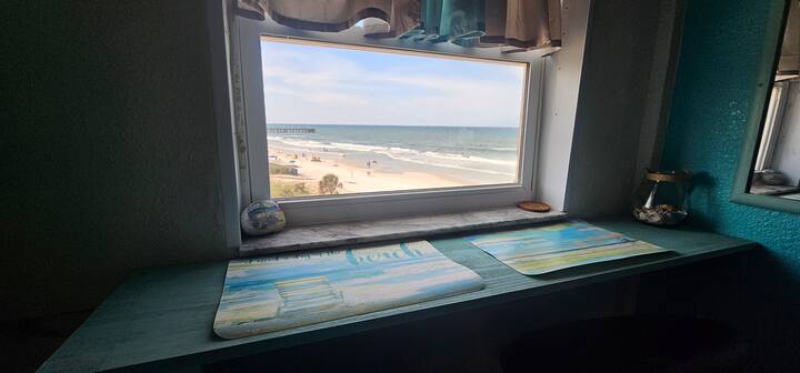Tranquil Retreat ~ 2blk To Main St ~ Pool Open - Daytona Beach, FL