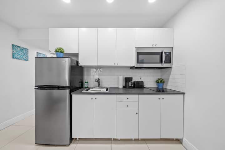 Modern Queen Studio In Miami | Kitchen + Parking - Miami, FL