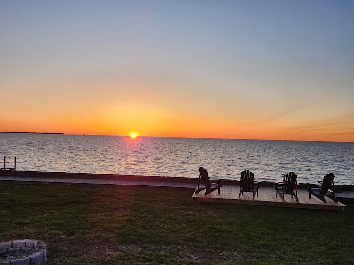 Lighthouse Cove Lakefront Cottage With Canal Dock - Lakeshore