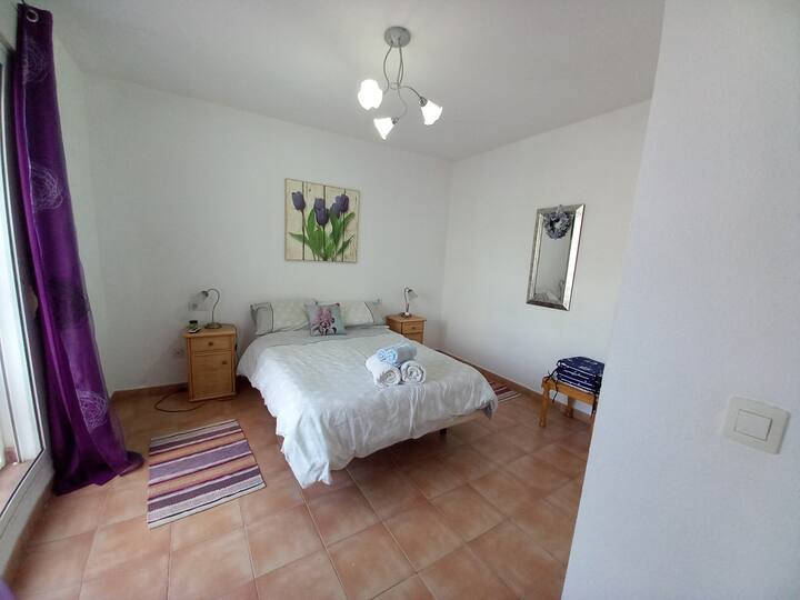 Habitación principal que conduce al balcón