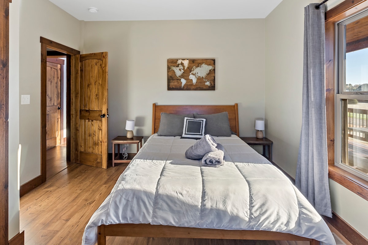 Chambre 2 - Lit queen - La chambre « carte ».