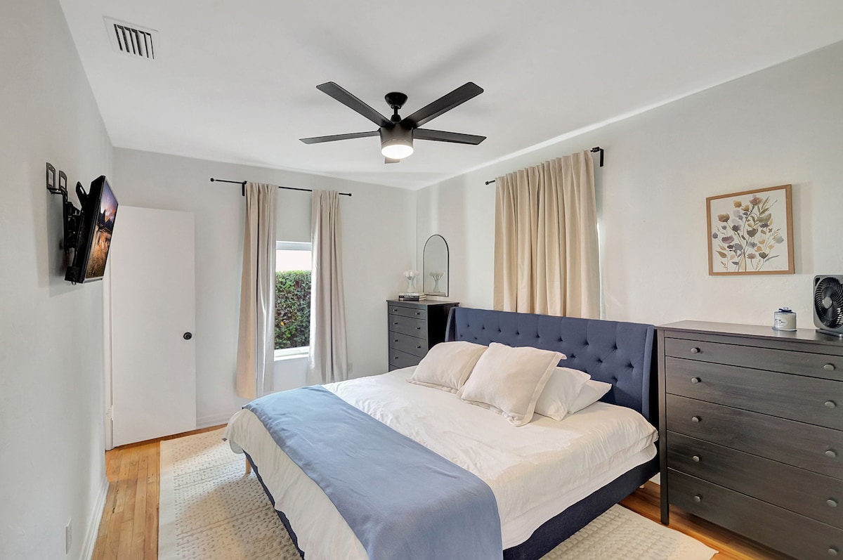 Კომფორტული საძინებელი დიდი ზომის საწოლით, რბილი თეთრეულითა და უშუქო ფარდებით მშვიდი ძილისთვის. Წარმოდგენილია კედელზე მიმაგრებული ტელევიზორი, ფართო კომოდები და თანამედროვე დეკორი ნეიტრალურ ტონებში, რაც განტვირთვის საშუალებას იძლევა.