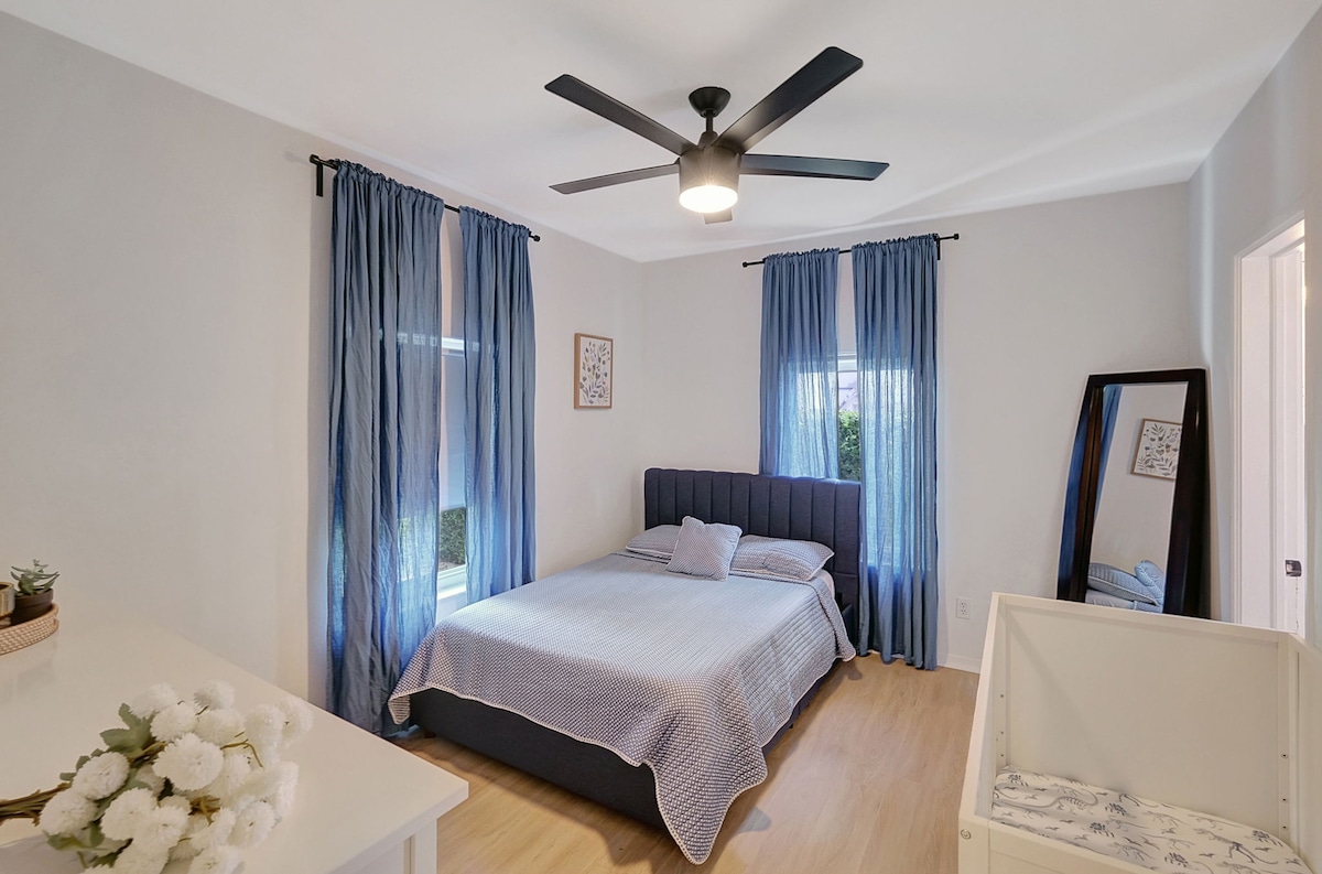 Მოიწვიეთ საძინებელი მყუდრო საწოლით, რბილი თეთრეულითა და მშვიდი ლურჯი ფარდებით მშვიდი ღამეებისთვის. Წარმოდგენილია ჩვილის საწოლი, კომოდი და სრულმეტრაჟიანი სარკე, რომელიც ქმნის ოჯახებისთვის შესაფერის სივრცეს თანამედროვე შტრიხებითა და საკმარისი ბუნებრივი განათებით.