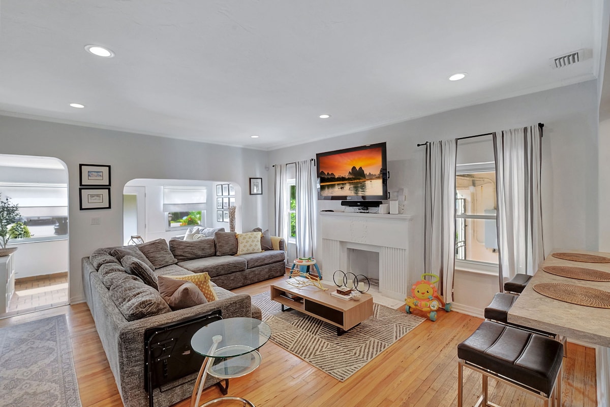 Ნათელი და ფართო საცხოვრებელი სივრცე მყუდრო ღრმა სექციური დივნით, დიდი კედელზე მიმაგრებული ტელევიზორით და ღია ნაკადით სამზარეულოში და სასადილო სივრცეებში. Ისიამოვნეთ ბუნებრივი განათებით, ბარის დასაჯდომით და თანამედროვე, სტუმართმოყვარე განლაგებით, რომელიც იდეალურია დასვენებისა და ოჯახური დროის გასატარებლად!