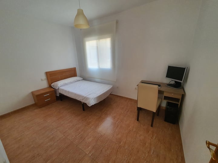 Dormitorio con ventana al patio comunitario. Comparte pasillo con el dormitorio 2 y el baño completo. Dispone de un pequeño escritorio con un ordenador.