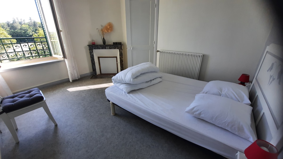 מיטה 140X200, שתי שידות לילה עם מנורות