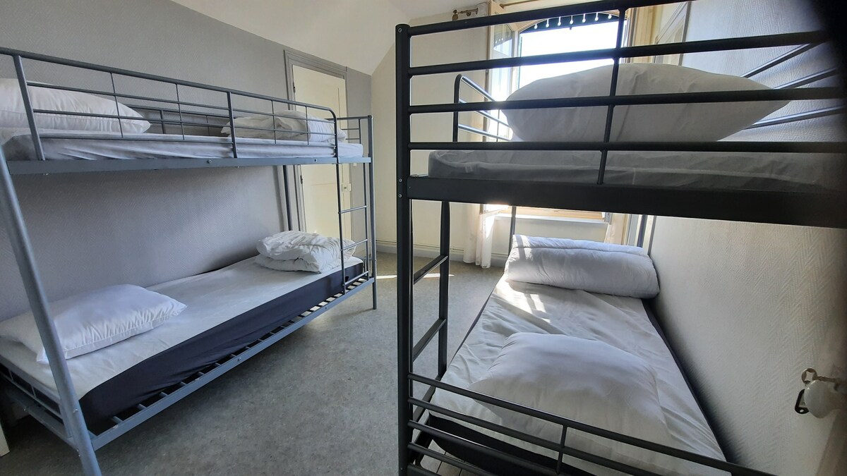 2 x 90x190 מיטות קומתיים עם שמיכות פוך וכריות